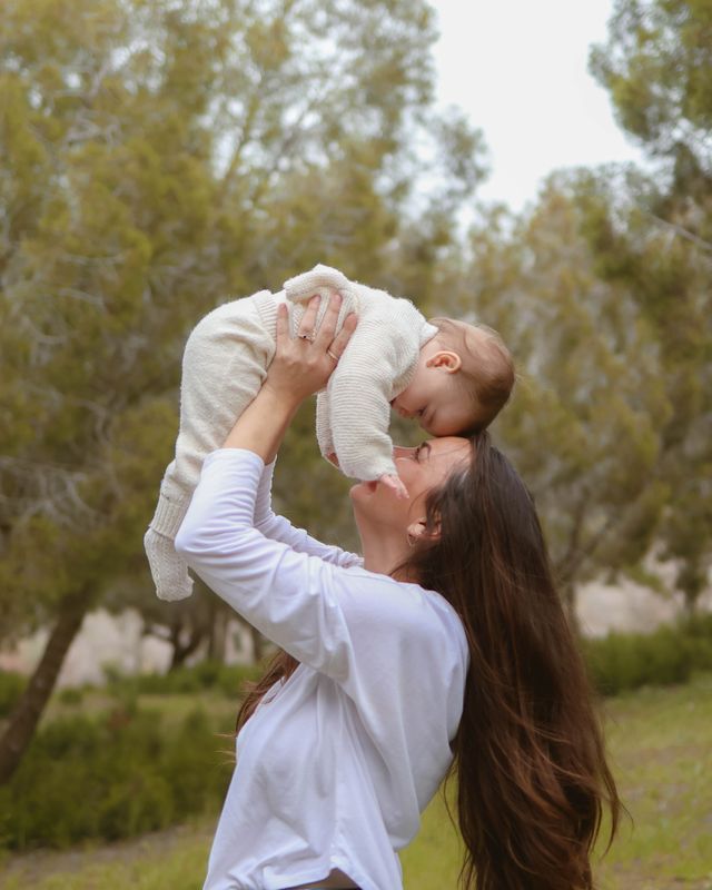 מירי מרימה את התינוק שלה מול השמיים